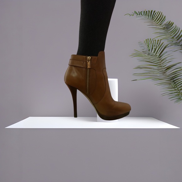 MK high heel ankle boot with iconic “MK” hardware. Caramel color. Size 9 ½ - Picture 4 of 4